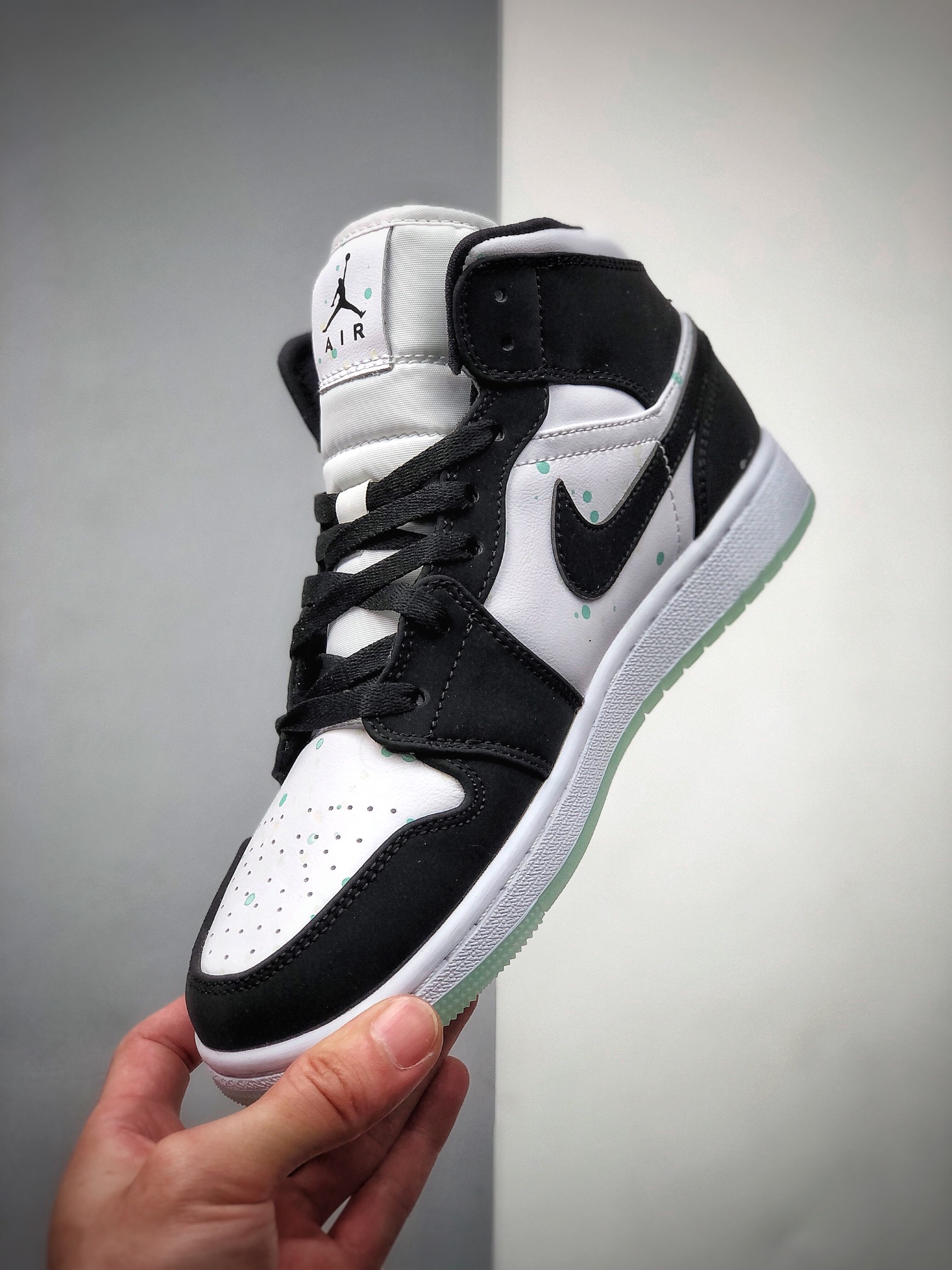 240  Air Jordan 1 Mid “Panda” 中帮 夜光熊猫 AJ1 乔丹1代 BQ6931-103