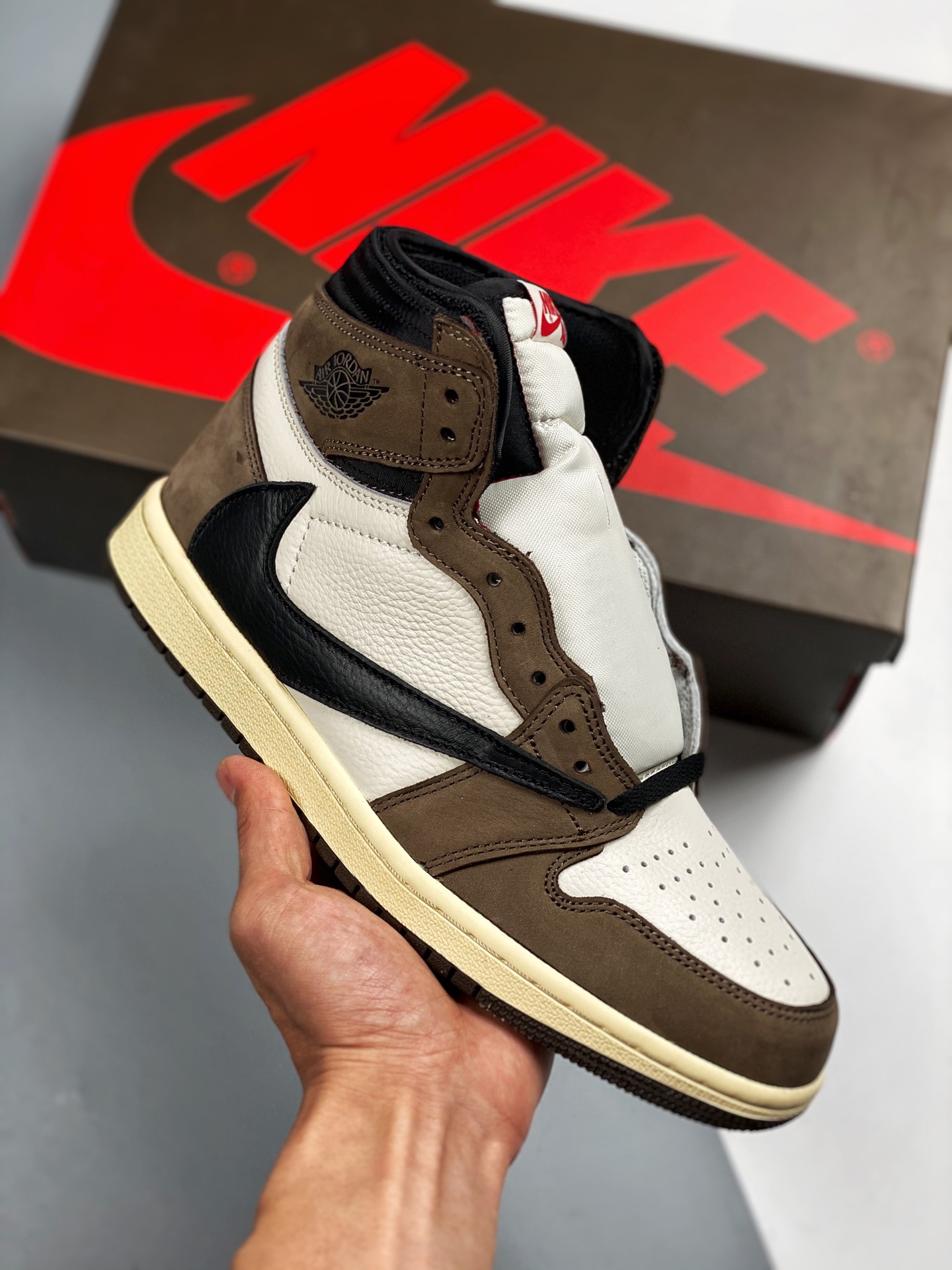 Apoya la colocación en tiendas 3 Travis Scott x Air Jordan 1 High OG SP Swoosh Invertido Marrón Oscuro, producción de f…
