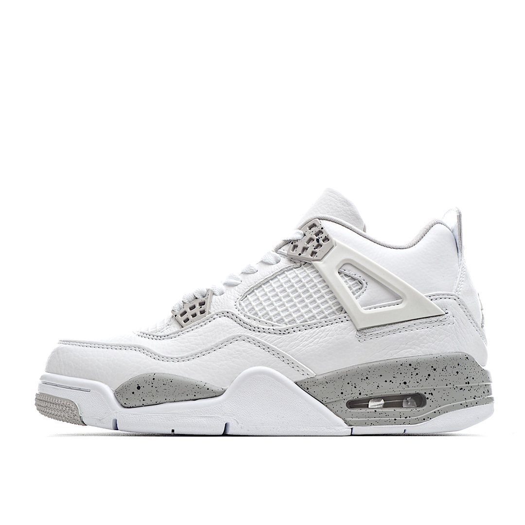 K0 Air Jordan 4“White Oreo”AJ4 乔4白奥利奥 CT8527- F5 全新「白奥利奥」可以说是与原版奥利奥配色采用反转色调的设计方式打造，大面积白色皮革鞋身在视觉效果上更为清爽。中底、鞋带扣等细节依旧承袭了灰色水泥造型，抢眼的泼墨效果提升整体街头气质。据悉，全新 Air Jordan 4 “White Oreo” 预计将于 5 月 29 日正式发售