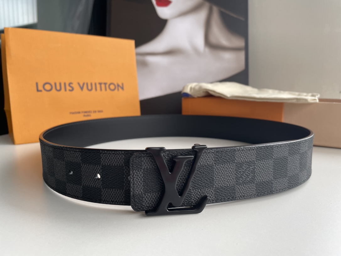 I5 Louis vuitton 路易威登 LV  SHAPE40毫米双面腰带本季以焕新面貌问世,绚丽多彩.腰带一面采用Monogram Eclipse帆布打造,另一面则由色彩浓郁的小牛皮打造.与优雅的字母扣互为映衬