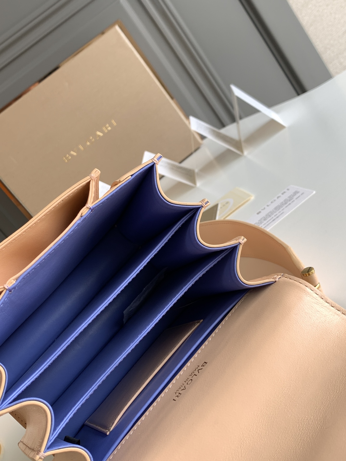 BVLGARI宝格丽蜜桃粉小羊皮手提包38329