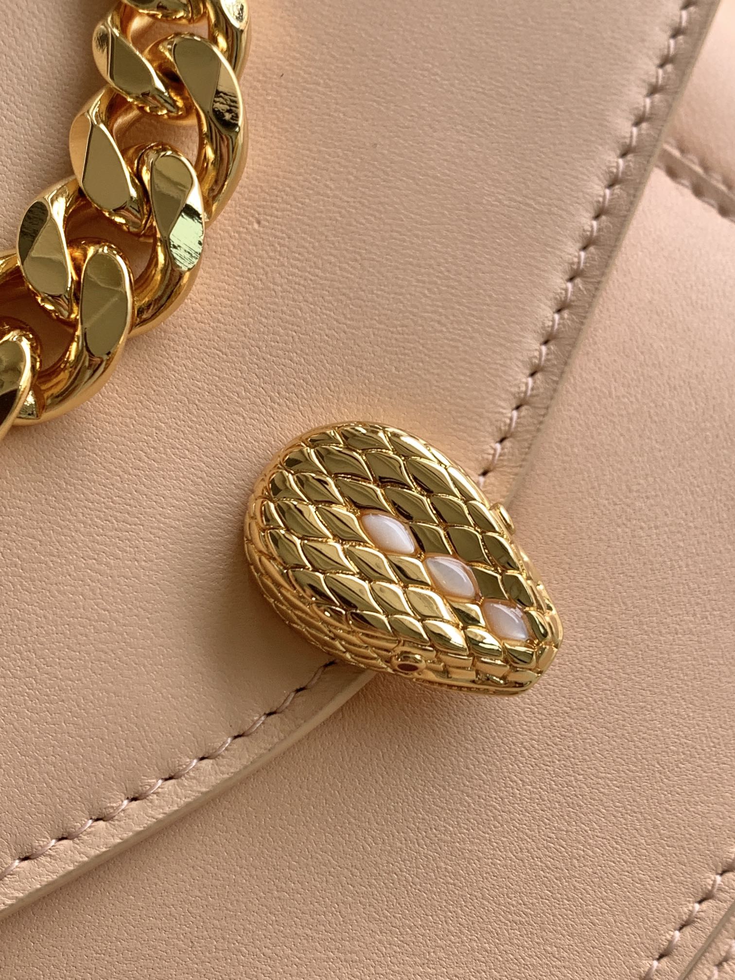 BVLGARI宝格丽蜜桃粉小羊皮手提包38329