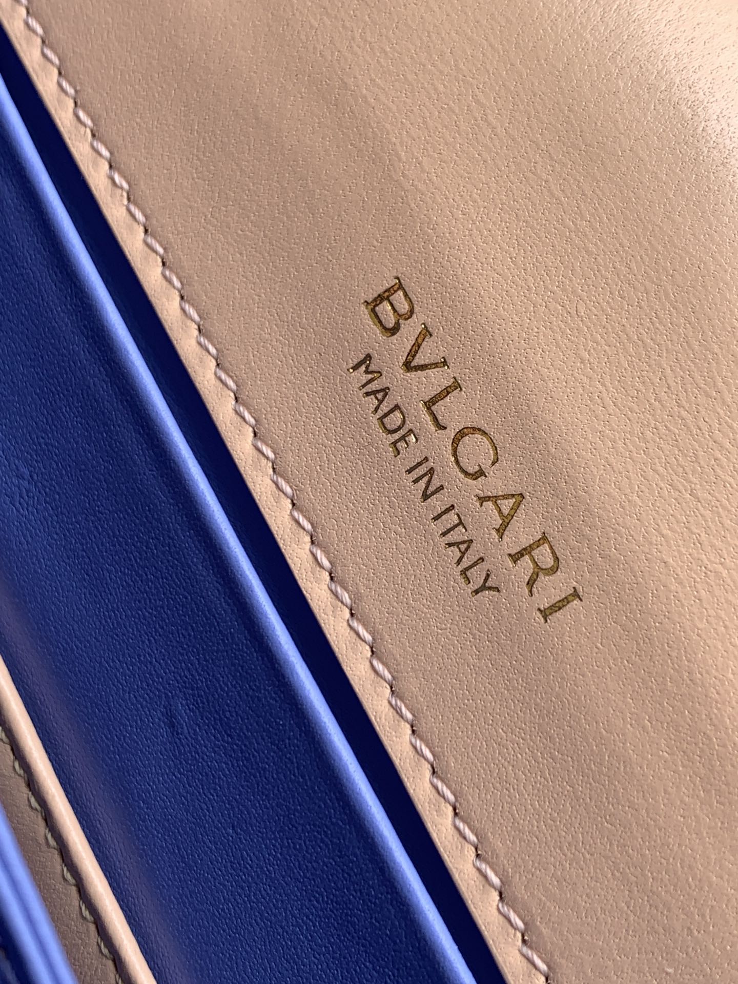 BVLGARI宝格丽蜜桃粉小羊皮手提包38329