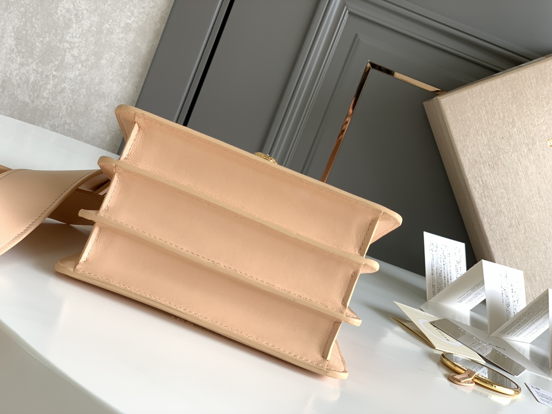 BVLGARI宝格丽蜜桃粉小羊皮手提包38329