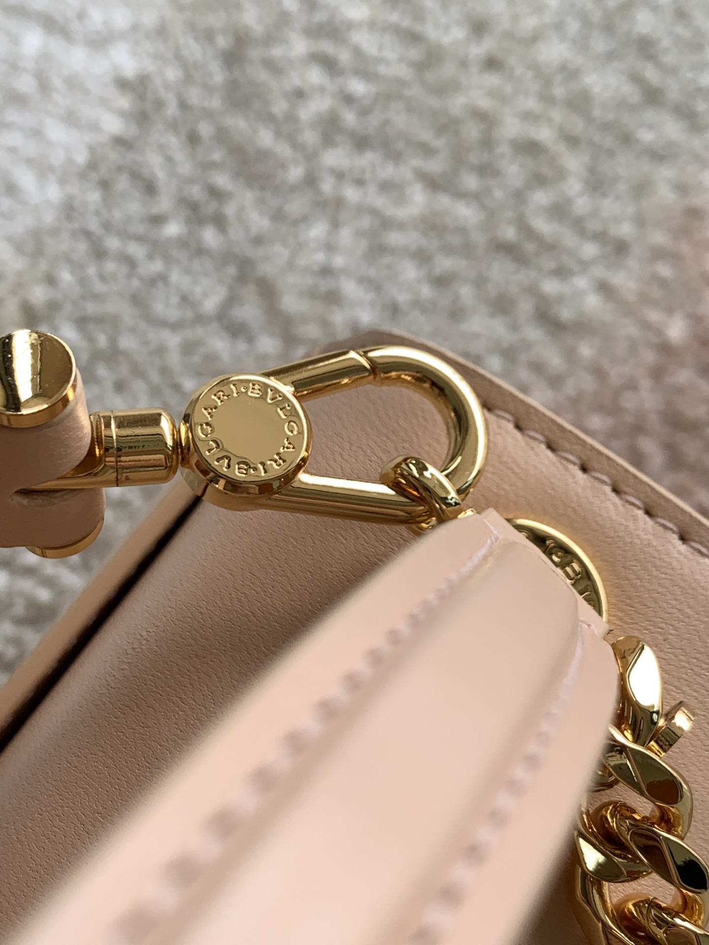 BVLGARI宝格丽蜜桃粉小羊皮手提包38329