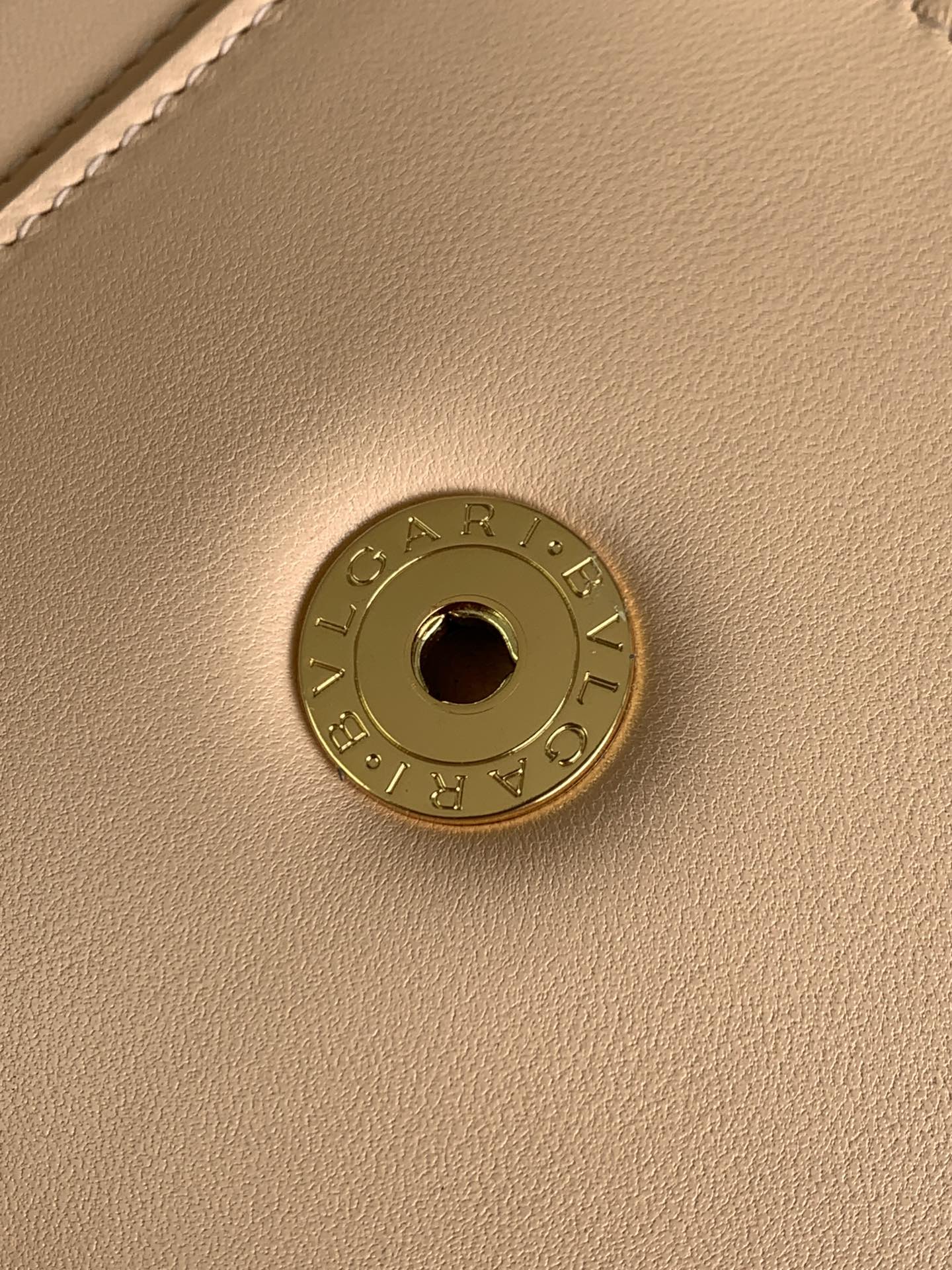 BVLGARI宝格丽蜜桃粉小羊皮手提包38329