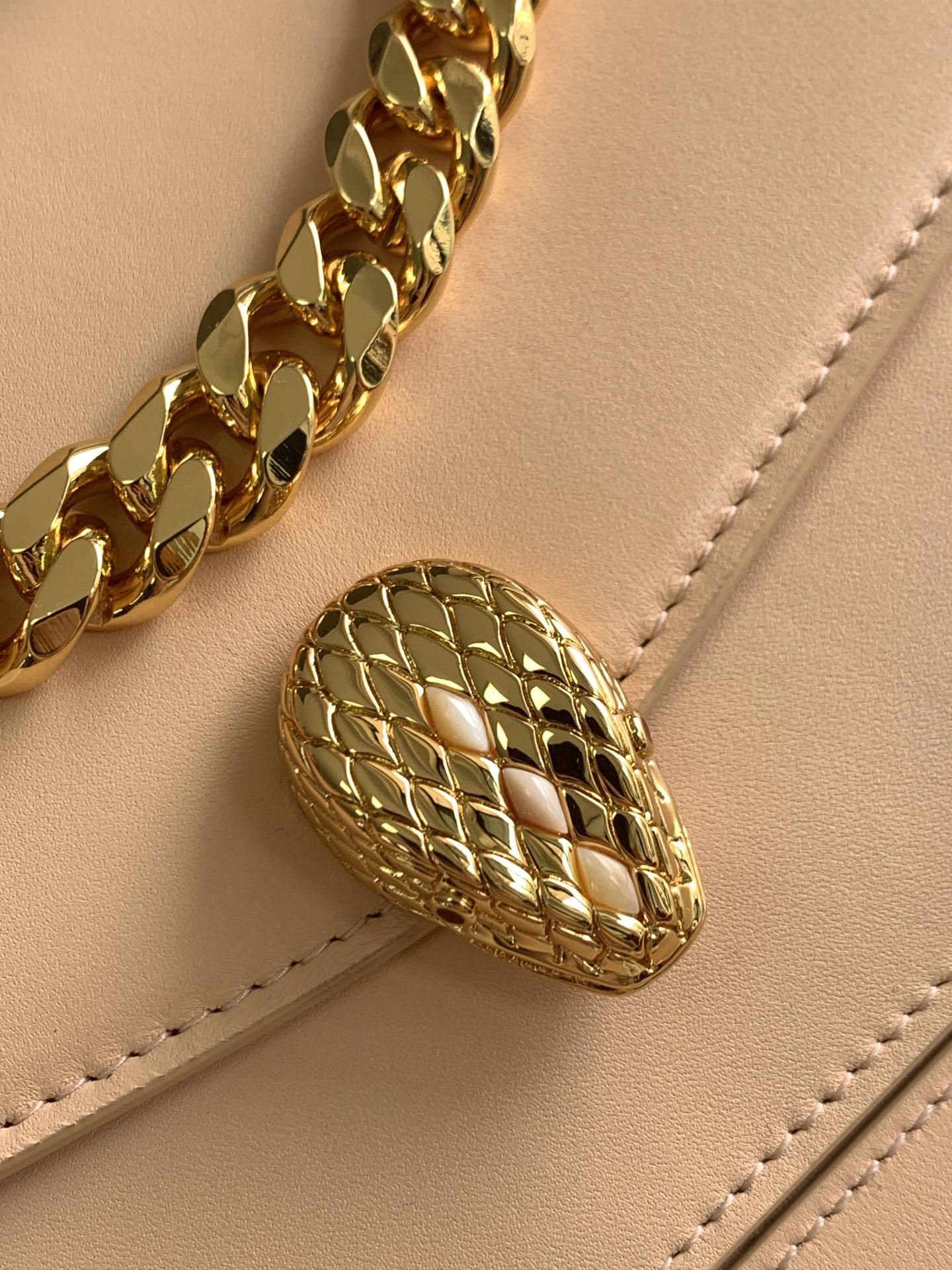 BVLGARI宝格丽蜜桃粉小羊皮肩背包290323