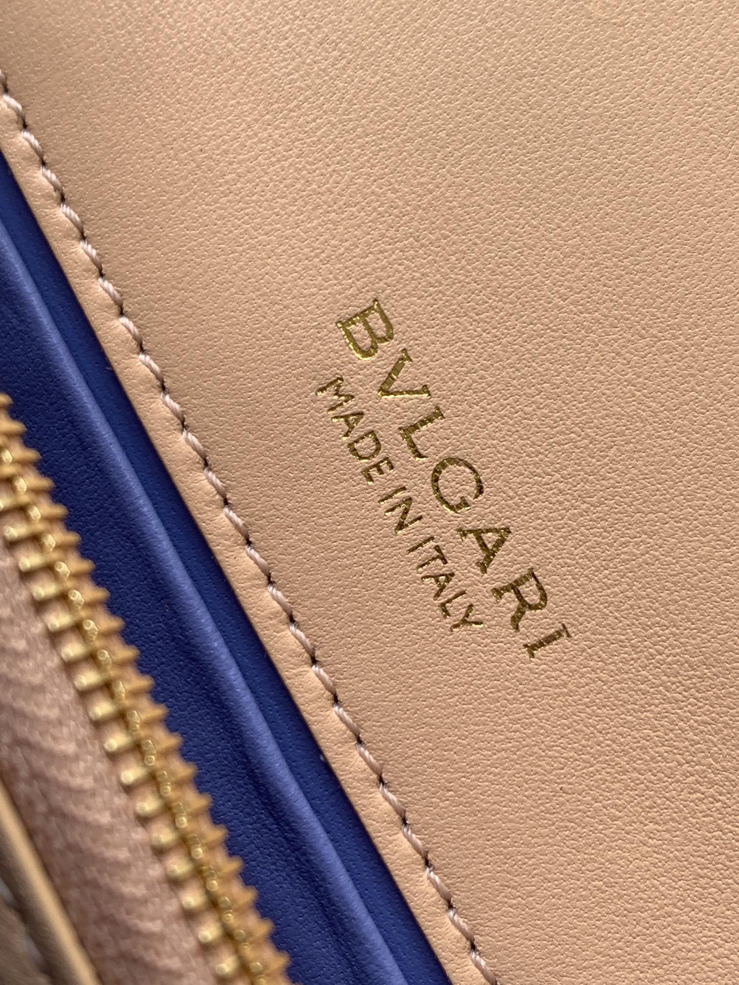 BVLGARI宝格丽蜜桃粉小羊皮肩背包290323