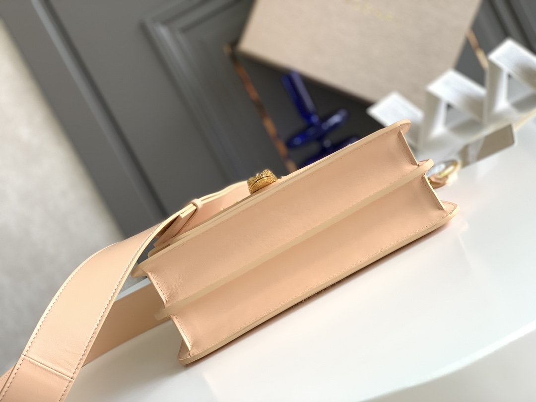 BVLGARI宝格丽蜜桃粉小羊皮肩背包290323