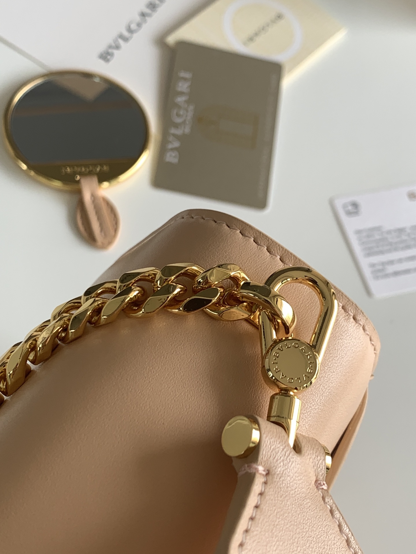 BVLGARI宝格丽蜜桃粉小羊皮肩背包290323