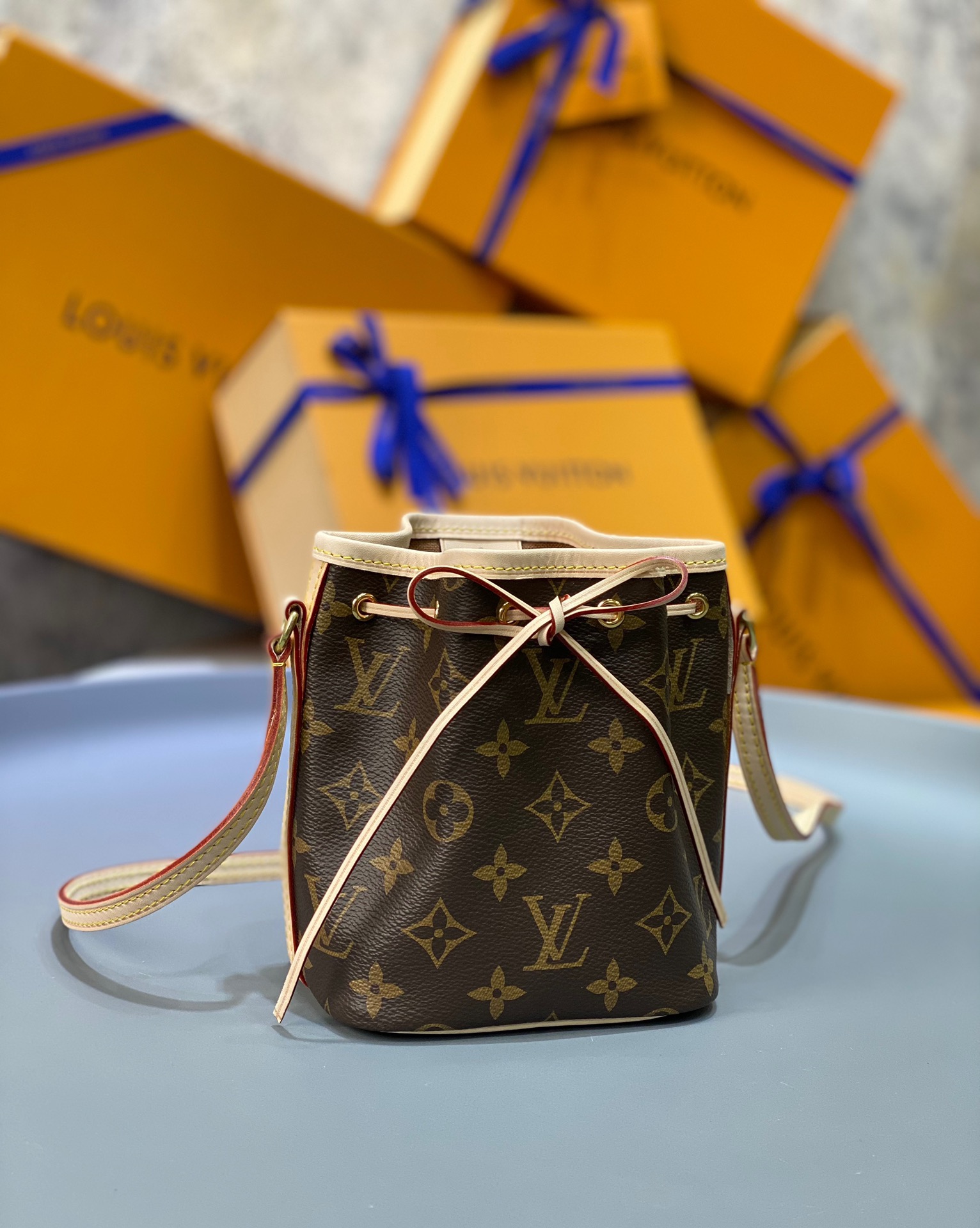 NO:176568,NEONOE Model 41346 13.016.010.0 Material Super Steel   Italian 5A Fabric (the body steel parts are forged forging, with multiple high-strength stamping and fine engraving. The gold-plated surface is not easy to fade and get worn. The non-alloy parts are rough, with low density and easy to lose and easy to flower) Neonoe bucket bag is really super high in appearance, small and fashionable. The original color-changing leather becomes deeper and deeper as it is used, the appearance is higher!  The drawstring and shoulder strap contrast color design, the soul design lies in the perfect combination of the four corners and body patterns, large capacity, practical and versatile, gold plating19860909NEONOE 型号41346 13.016.010.0 材质超级钢＋意大利5A面料 (包身钢件为锻造工艺,多次高强度冲压成型,刻字精细.镀金面不易掉色磨花 .非合金件粗糙,密度低易损易花) Neonoe水桶包真的颜值超高,小巧时髦,原厂变色皮随着使用时间越来越深,颜值越高！抽绳和肩带撞色设计,灵魂设计在于四个包角和包身图案完美拼合,容量大,实用百搭,,gold plating,Bag