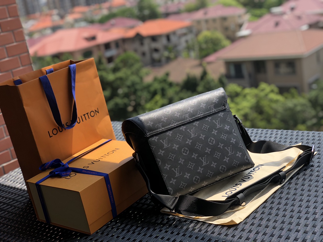 🌼 m40511尺寸33 x 22.5 x 11 厘米 。给大家推荐这款热卖的VOYAGER 小号邮差包