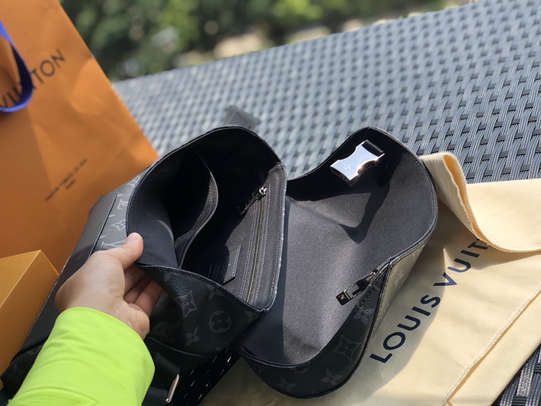 🌼 m40511尺寸33 x 22.5 x 11 厘米 。给大家推荐这款热卖的VOYAGER 小号邮差包