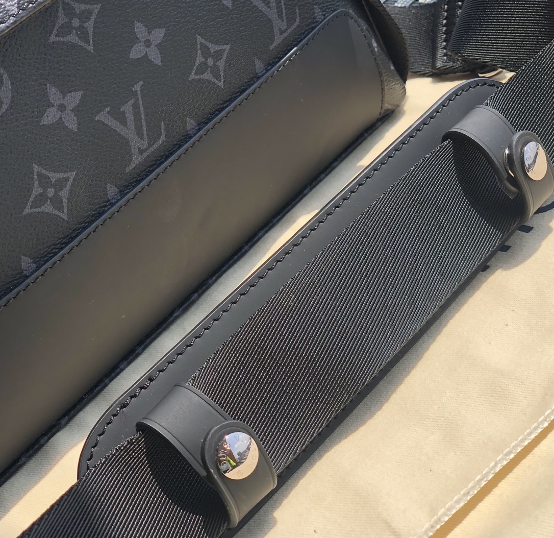 🌼 m40511尺寸33 x 22.5 x 11 厘米 。给大家推荐这款热卖的VOYAGER 小号邮差包