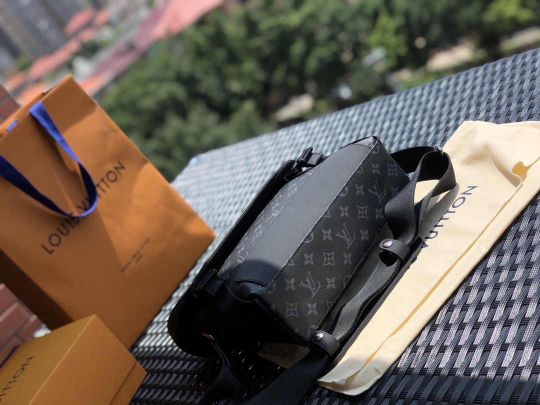 🌼 m40511尺寸33 x 22.5 x 11 厘米 。给大家推荐这款热卖的VOYAGER 小号邮差包