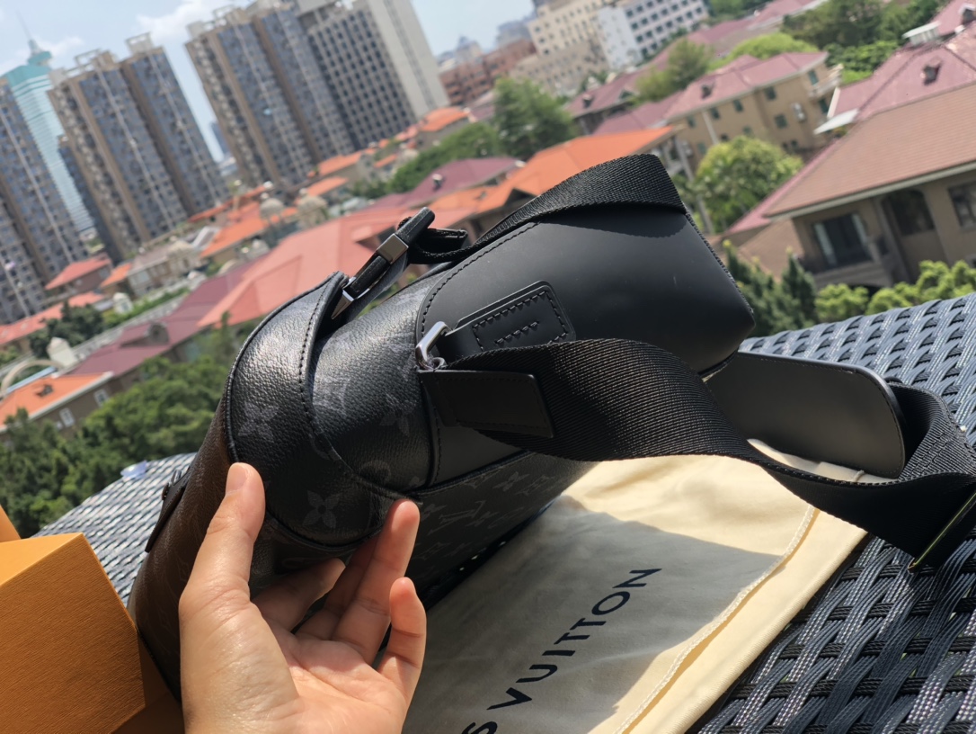 🌼 m40511尺寸33 x 22.5 x 11 厘米 。给大家推荐这款热卖的VOYAGER 小号邮差包