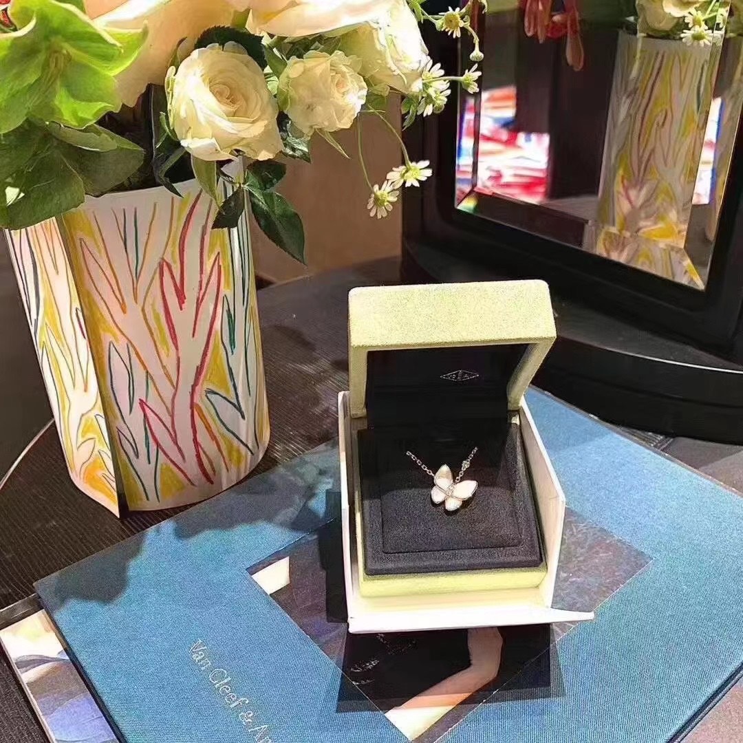 Van Cleef & Arpels ＶＣＡ｜蝴蝶 白贝项链