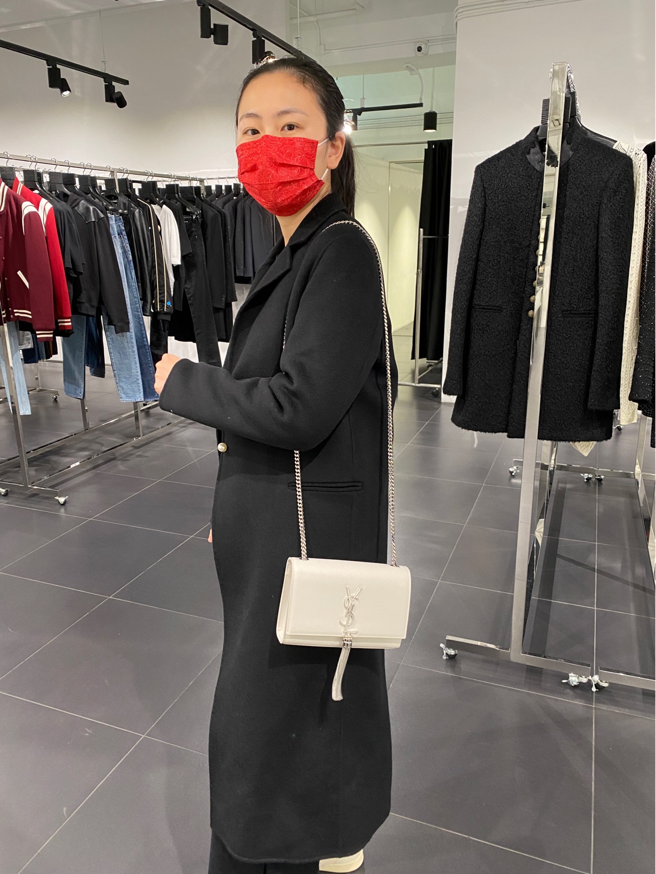 YSL 𝐊𝐚𝐭𝐞 20𝐜𝐦 球纹流苏链条包 474366白色/银扣