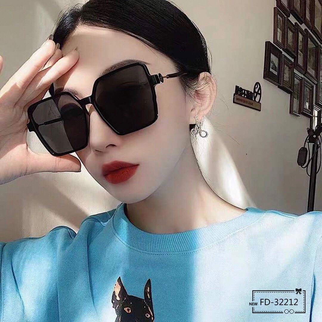 .意大利芬迪-FENDI.宝丽来树脂