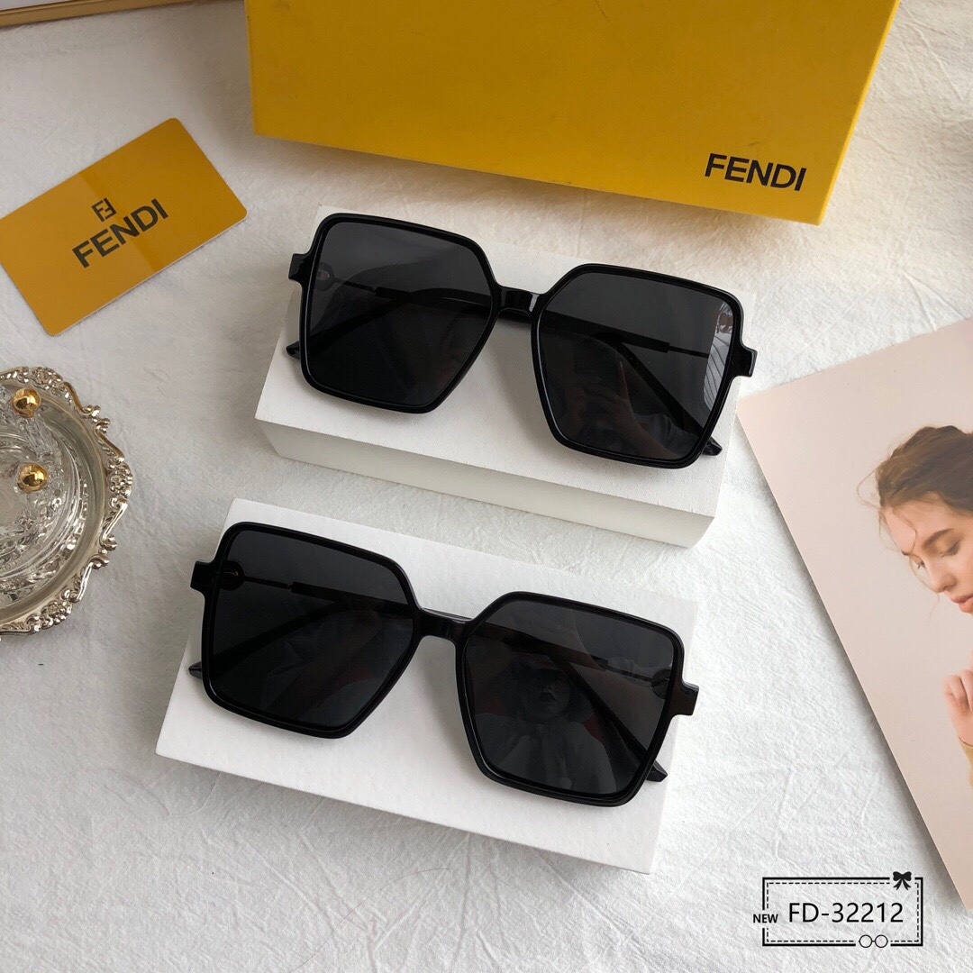 .意大利芬迪-FENDI.宝丽来树脂