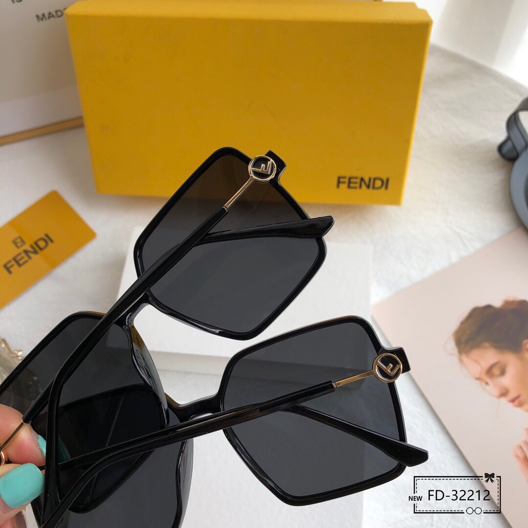 .意大利芬迪-FENDI.宝丽来树脂