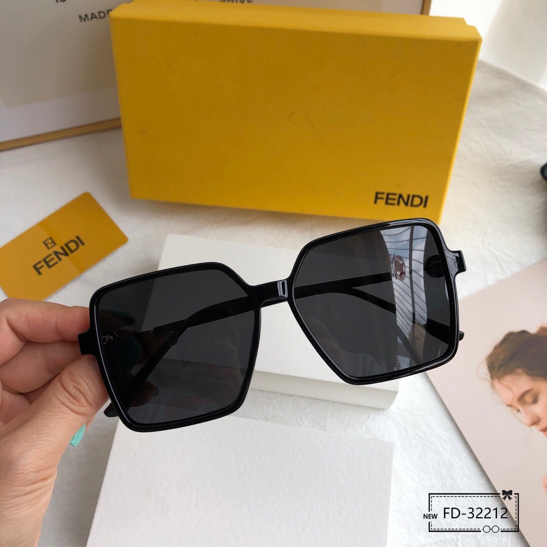 .意大利芬迪-FENDI.宝丽来树脂