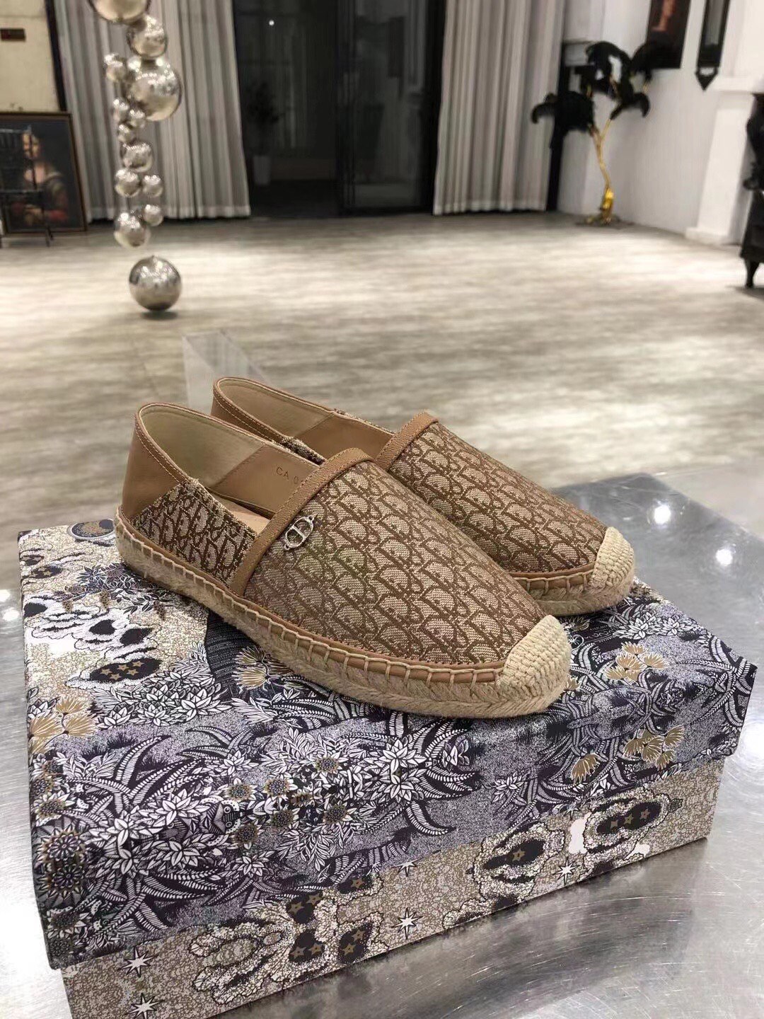 NO:171091,Men's model, women's top high-end original 11 replica Dior spring and summer new fisherman's shoes, classic logo embroidery design can be said to be the two main series of the year. Whether it is a bag or a bun or a clothes, the counter is synchronized. The original version has very extreme fine details to achieve zero errors. The perfect comfort and versatility of the feet (2-wearing method) ZP custom fabric Original hand-woven outsole Size: Women's size 35-41; Men's size 39-45 (with standard full packaging for purchasing agents), fisherman's shoes, dior, dior, espadrilles19860909男款 女款顶级高版本原版11复刻Dior迪奥春夏新款渔夫鞋 经典logo绣计可谓是这两主年打系列 无论包鞋包子是还是衣服非都常热的门 专柜同步 原定版制各方细面节非常极致到力位求误零差 上绝脚对的舒适百搭(2穿法)ZP订制面料 原版手工编织大底 码数: 女码35-41；男码39-45（配代购标准全套包装）,渔夫鞋,dior,dior,espadrilles,Women's Shoes