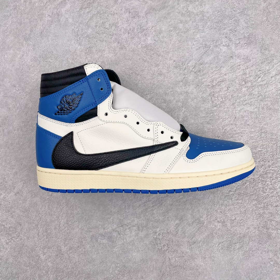 H0 Travis Scott x Fragment x Air Jordan AJ1 High OG SP “Military Blue” 三方联名闪电倒钩 DH3227-105 鞋头的大面积白色，搭配硕大的黑色「倒勾」，再点缀上藤原浩拿手的蓝色，吸睛效果直接拉满。左右脚的鞋舌上缝有 Travis Scott 和 fragment Design 的 Logo 标签，后跟处还妆点着黑色的笑脸和闪电 Logo，都彰显出联名身份