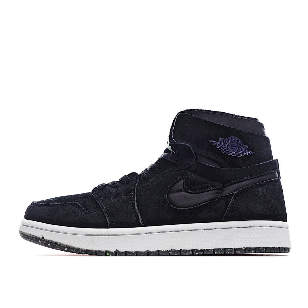 I0 Air Jordan 1 High Zoom“Court Purple”AJ1 乔1英雄联盟 黑紫葡萄 CT0978-005鞋身采用黑色麂皮为主体，尽显非凡的质感和规格。鞋面 Swoosh 设计就让人耳目一新，采用镂空塑造轮廓。鞋帮则融入了解构风格设计，海绵衬垫、织物、皮革、麂皮补强的多层结构一览无余。飞翼 Logo 以紫色点缀，也是鞋身唯一与配色名相关的紫色元素。