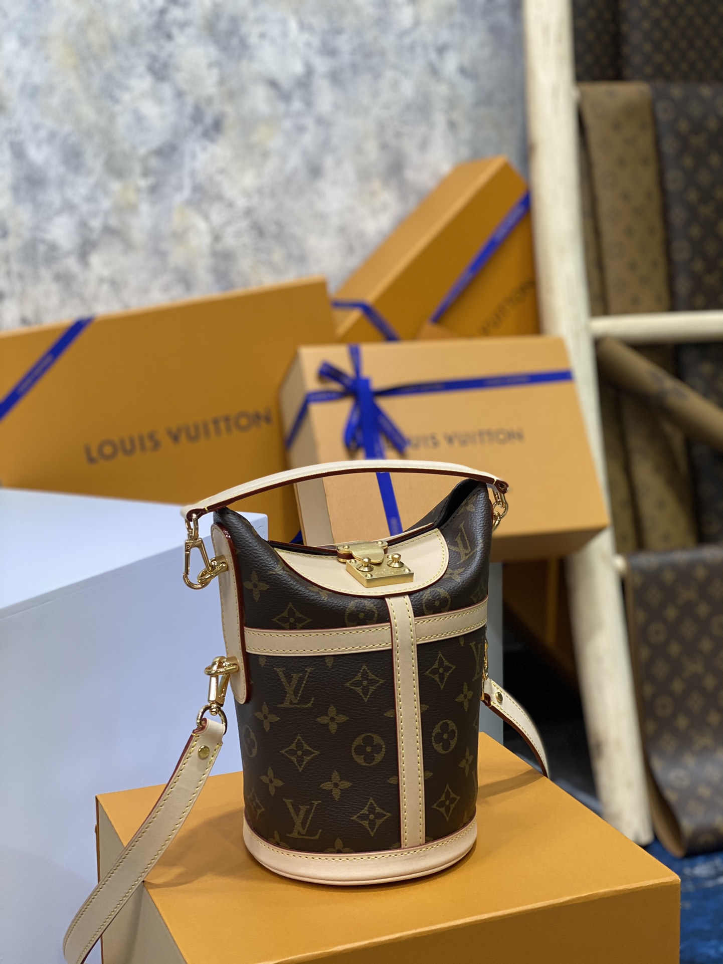 NO:176676,DUFFLE French Fries Bag Model M43587 22.023.014.0 Material Super Steel   Italian 5A Fabric (the body steel parts are forged, with multiple high-strength stamping and fine engraving. The gold-plated surface is not easy to fade and get worn. The non-alloyed parts are rough in lettering, low density and easy to lose and easy to flower) Although the French Fries Bag is a barrel-type bag, it is relatively soft!  The catwalk bag rate is low, the crossbody in hand is very fashionable, the size is moderate, because it is soft and can be installed, and the capacity is OK. It can be carried all year round, versatile and fashionable, and the age-reducing strength is Max, gold plating19860909DUFFLE 薯条包 型号M43587 22.023.014.0 材质超级钢＋意大利5A面料 (包身钢件为锻造工艺,多次高强度冲压成型,刻字精细.镀金面不易掉色磨花 .非合金件刻字粗糙,密度低易损易花) 薯条包虽然是桶型包,但相对来说比较柔软！走秀款撞包率低,手拎斜挎都很洋气,大小适中,因为软非常能装,容量OK.一年四季都能背,百搭时尚,减龄力度Max哦,,gold plating,Bag