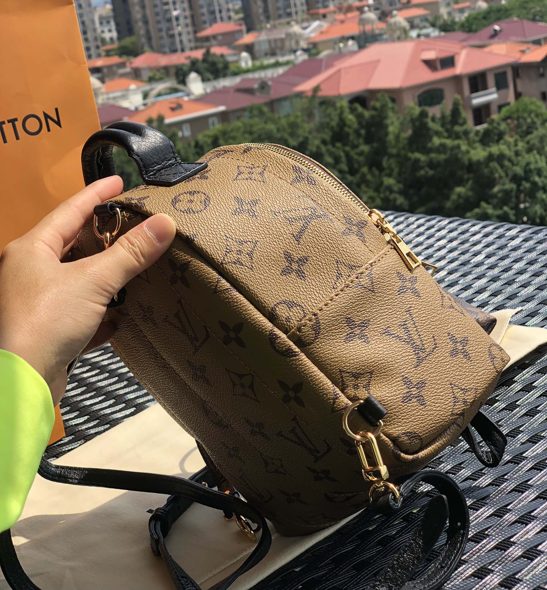 🌼 m44872 尺寸17 x 22 x 10 cm L@V 热卖的拼色🌼PALM S🌼PRINGS 迷