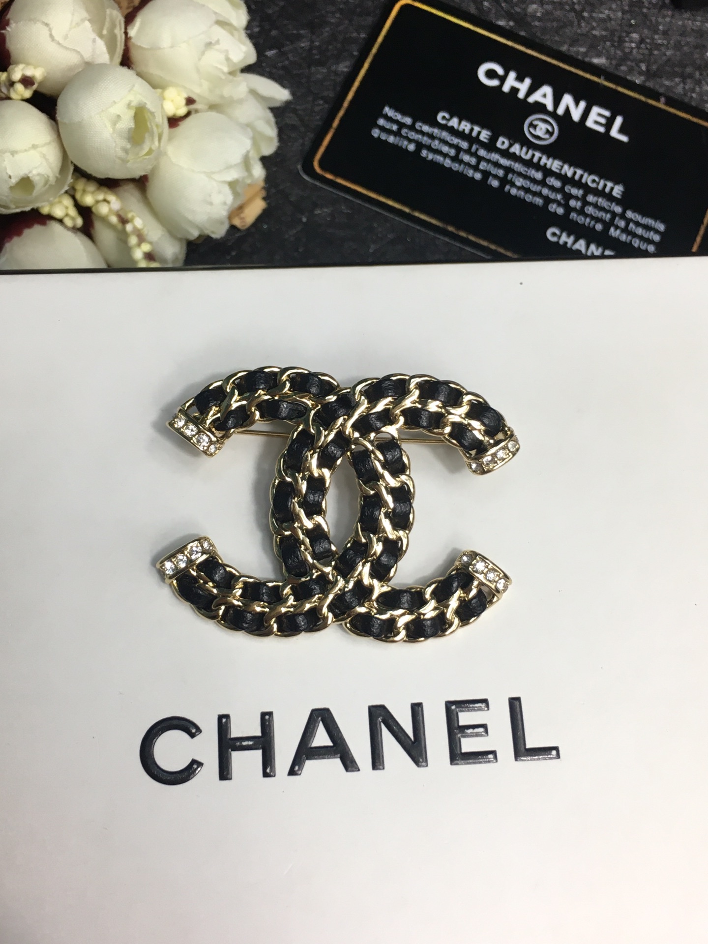 NO:104214,CH@NEL Xiaoxiang Black leather braided brooch Personalized fashion Suit coat accessories, Chanel brooch, chanel, business suit, brooch, breastpin19860909CH@NEL小香 黑色穿皮编织胸针 个性时尚 西装大衣配饰,香奈儿胸针,chanel,business suit,brooch，breastpin,Jewelry