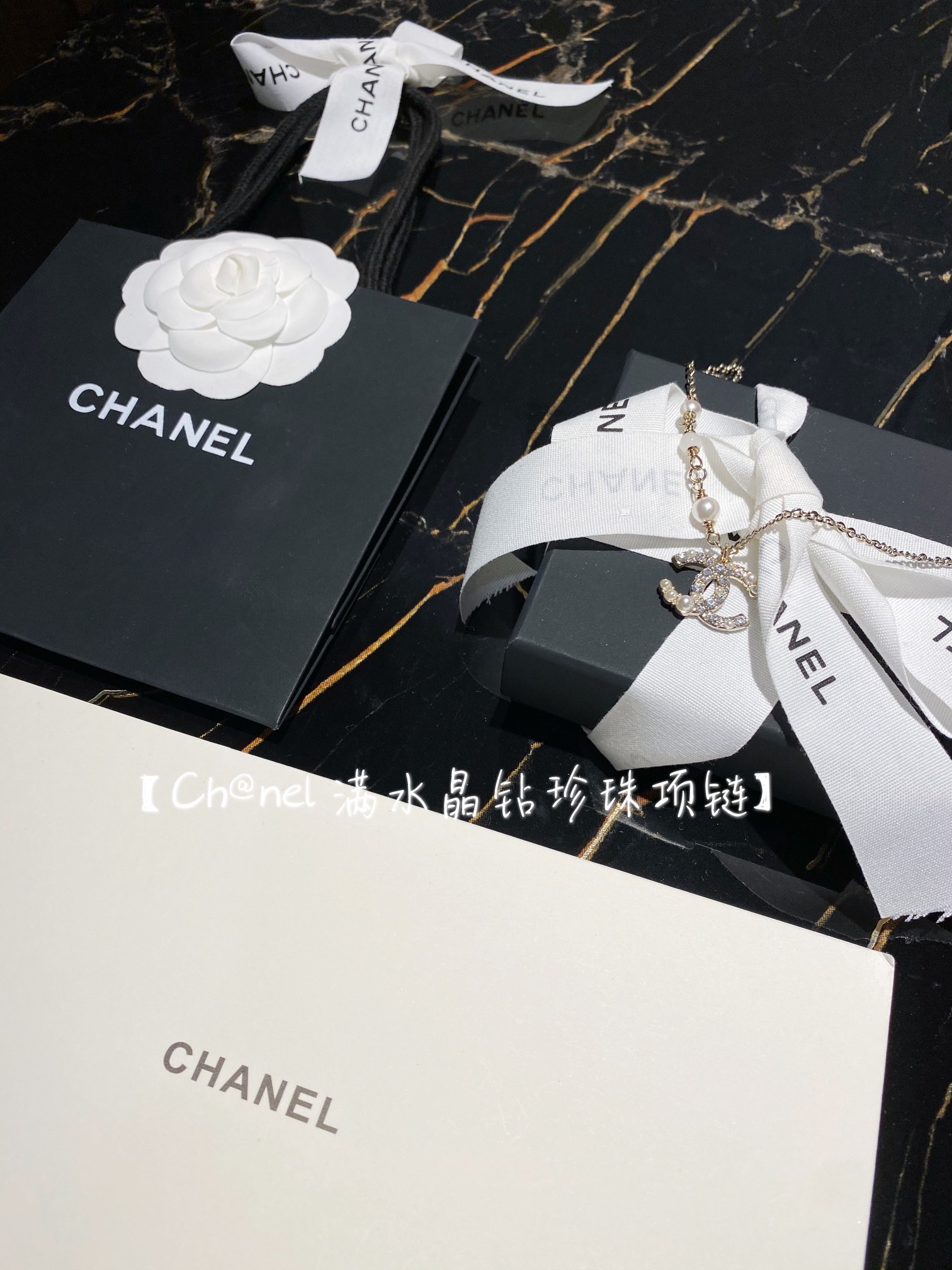 NO:633671,88200. [Ch@nel Crystal Diamond Pearl Necklace] ·Super exquisite and beautiful necklace, perfect appearance ·Swarovski crystal diamonds, translucent and sparkling!  Big flash!  Real materials · There are two pearls + one glass bead on the chain, the translucent glass beads are very fairy · Two-section adjustable buckle, can be worn as a short necklace or a long chain · Unique back craftsmanship, smooth and hand-tied with a starry effect. This is so fairy, simple and elegant style, can be adjusted in length, the necklace can be made into a long chain or a necklace, suitable for daily casual wear, swarovski, necklace, Cartier high-end jewelry1986090988200.【Ch@nel 满水晶钻珍珠项链】 ·超级精+美的一款项链,完美品相 ·颗颗施华洛世奇水晶钻,透亮闪！巨闪！真材实料 ·链条上的是两颗珍珠+一颗琉璃珠,半透明状琉璃珠很仙 ·两节调节扣,可短项链亦可以长链配戴 ·独特背面工艺,光滑感又带着手工扎出来星光点点的效果 这款真心太仙了,简单大方款式,可以调节长短,项链 做长链也可以做项链,适合日常休闲着装搭配,,swarovski,necklace,卡迪亚高端饰品,Jewelry