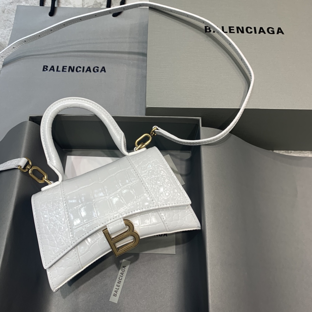 【mini号】原单Balencia巴黎家，本季重磅【鳄鱼白配金扣】沙漏包，独特的标志性弧线形状造型极具辨识度，一眼就让人眼前一亮呀超炫酷，外观呈现一轮半月状上坠一个金属B形拉环牛皮质感也非常感人非常有腔调，日用品还是精挑细选百搭又潮流，今年这款巴黎世家沙漏包一定会火的一塌糊涂，优雅精致又个性，一眼就让人眼前一亮，不想被人注意到都难啊，手拎斜挎都好看到爆。绝对是女神们的最爱，当然我也爱shi了！可盐可甜要的就是这效果。容量亲测：手机、零钱包、粉饼、口红、充电宝、钥匙、小包纸巾，统统可以轻松装入，支持验货。尺寸：--cm