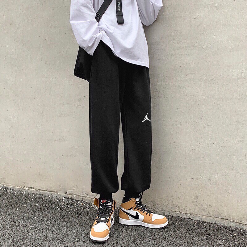 认准源头厂家 语音即可秒单 输出可刀

代发  ,毒家原扣原标小毛圈 35 【aj小标卫裤】
Air Jordan乔丹AJ 经典印花款双色百搭运动休闲卫裤，男女同款情侣款纯棉经典又百搭 休闲又兼具造型感 可以搭配不同风格的鞋子 真正的百搭神裤，网红潮流必入款！
百搭潮品 ，情侣必备神器
颜色：黑色，灰色
尺码M到2XL