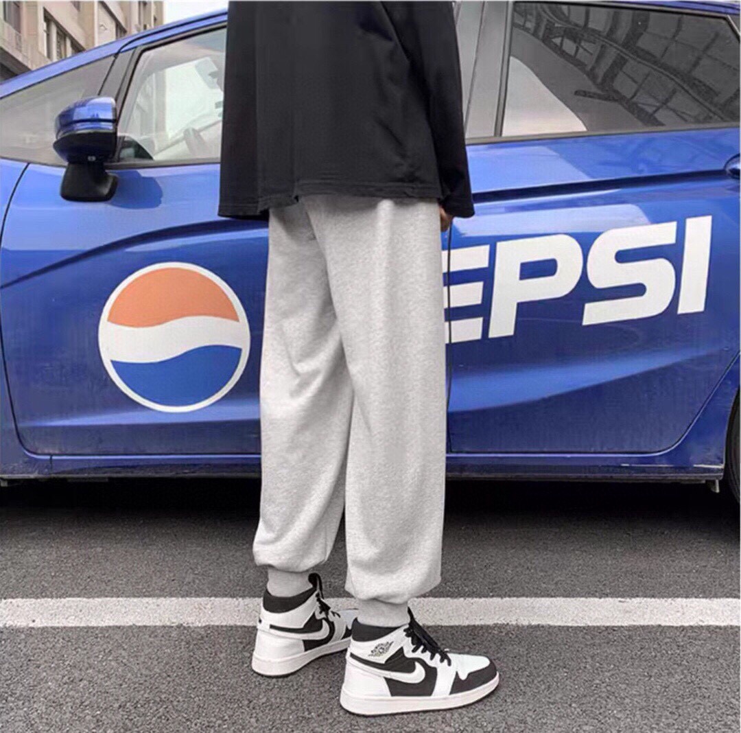 认准源头厂家 语音即可秒单 输出可刀

代发  ,毒家原扣原标小毛圈 35 【aj小标卫裤】
Air Jordan乔丹AJ 经典印花款双色百搭运动休闲卫裤，男女同款情侣款纯棉经典又百搭 休闲又兼具造型感 可以搭配不同风格的鞋子 真正的百搭神裤，网红潮流必入款！
百搭潮品 ，情侣必备神器
颜色：黑色，灰色
尺码M到2XL