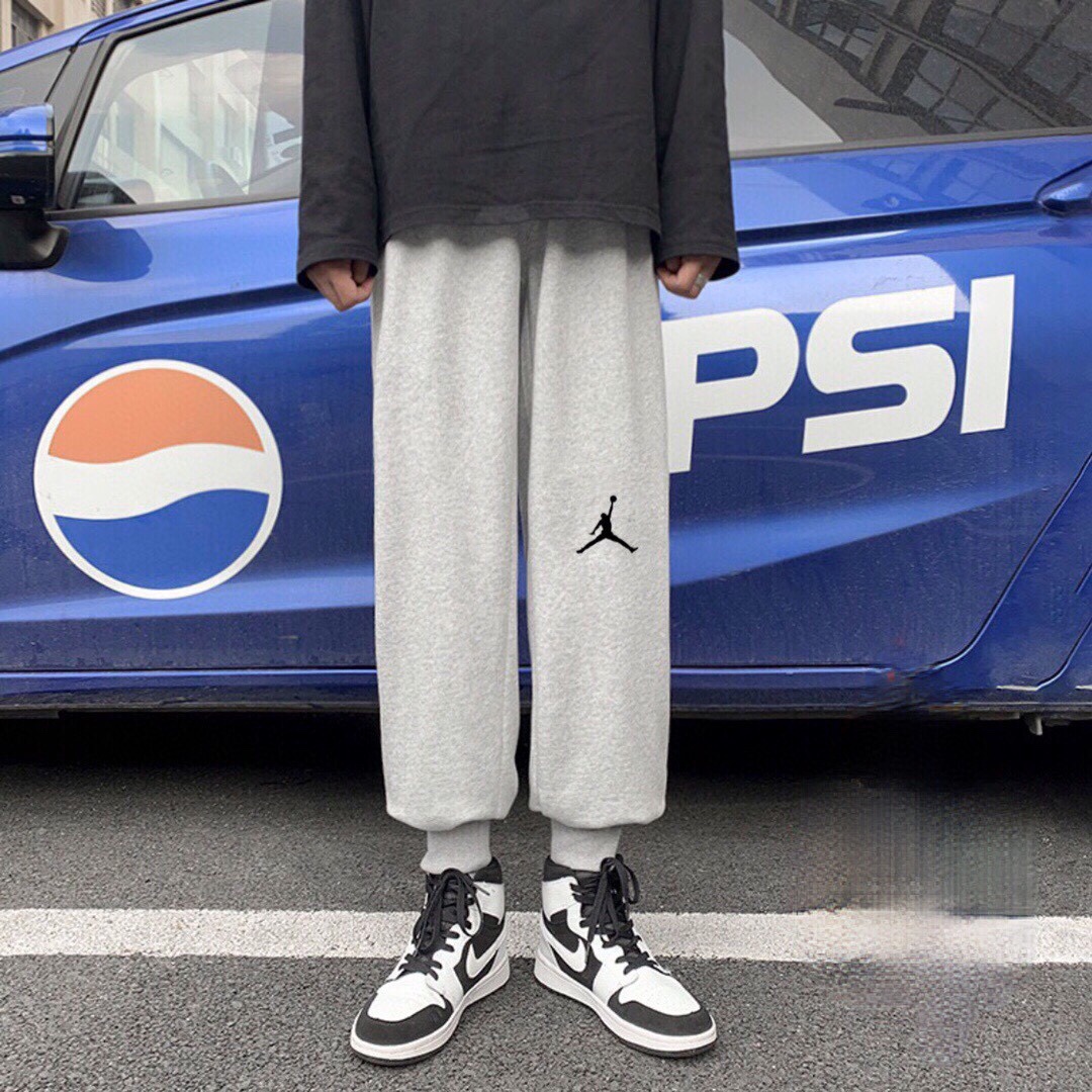 认准源头厂家 语音即可秒单 输出可刀

代发  ,毒家原扣原标小毛圈 35 【aj小标卫裤】
Air Jordan乔丹AJ 经典印花款双色百搭运动休闲卫裤，男女同款情侣款纯棉经典又百搭 休闲又兼具造型感 可以搭配不同风格的鞋子 真正的百搭神裤，网红潮流必入款！
百搭潮品 ，情侣必备神器
颜色：黑色，灰色
尺码M到2XL