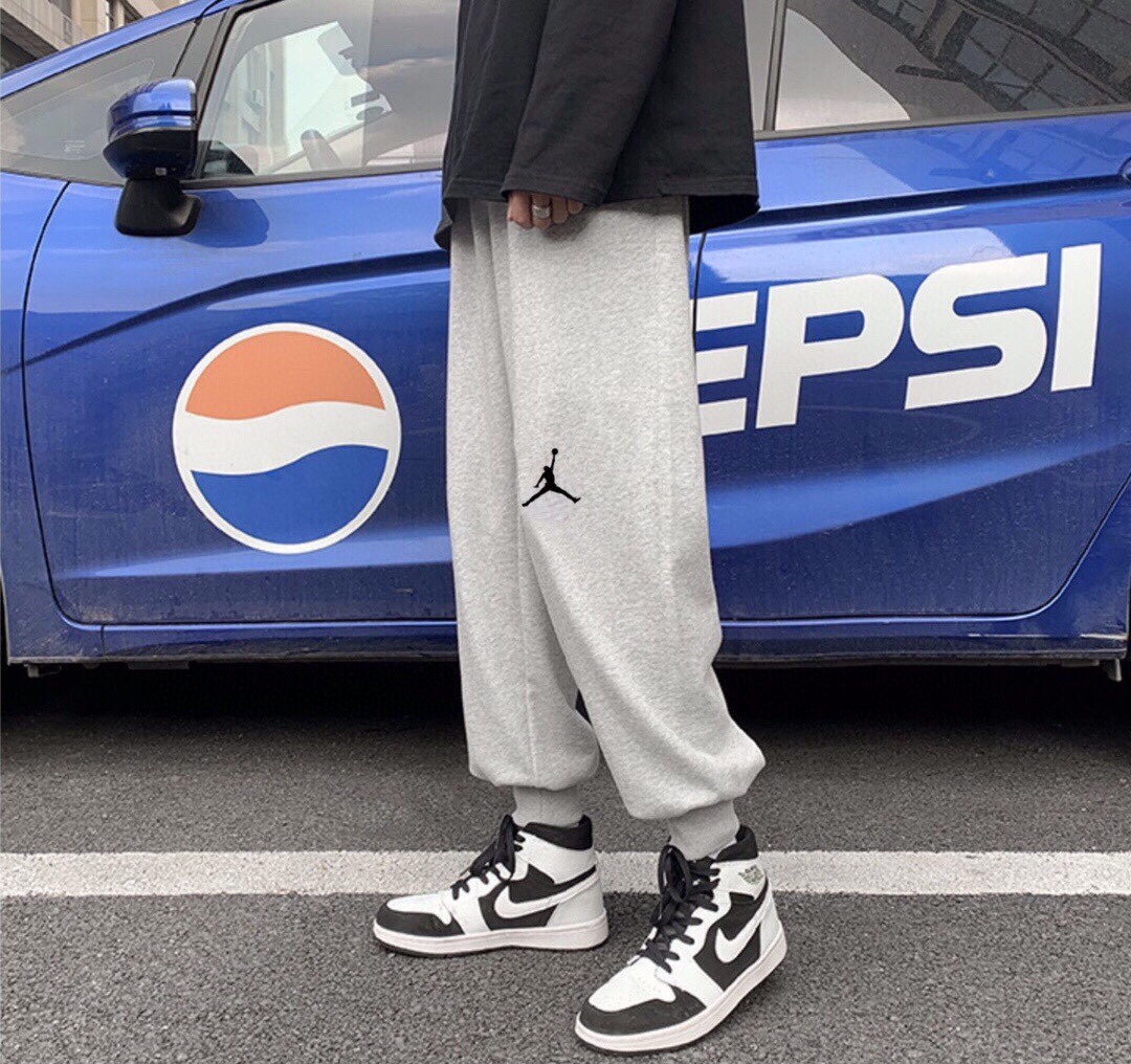 认准源头厂家 语音即可秒单 输出可刀

代发  ,毒家原扣原标小毛圈 35 【aj小标卫裤】
Air Jordan乔丹AJ 经典印花款双色百搭运动休闲卫裤，男女同款情侣款纯棉经典又百搭 休闲又兼具造型感 可以搭配不同风格的鞋子 真正的百搭神裤，网红潮流必入款！
百搭潮品 ，情侣必备神器
颜色：黑色，灰色
尺码M到2XL