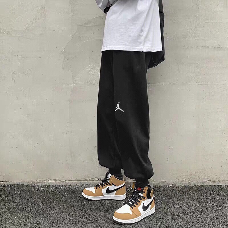 认准源头厂家 语音即可秒单 输出可刀

代发  ,毒家原扣原标小毛圈 35 【aj小标卫裤】
Air Jordan乔丹AJ 经典印花款双色百搭运动休闲卫裤，男女同款情侣款纯棉经典又百搭 休闲又兼具造型感 可以搭配不同风格的鞋子 真正的百搭神裤，网红潮流必入款！
百搭潮品 ，情侣必备神器
颜色：黑色，灰色
尺码M到2XL