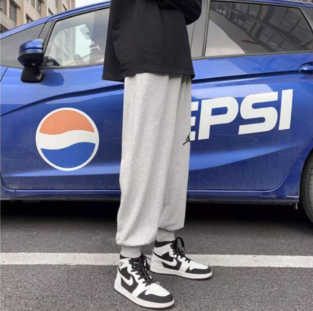 认准源头厂家 语音即可秒单 输出可刀

代发  ,毒家原扣原标小毛圈 35 【aj小标卫裤】
Air Jordan乔丹AJ 经典印花款双色百搭运动休闲卫裤，男女同款情侣款纯棉经典又百搭 休闲又兼具造型感 可以搭配不同风格的鞋子 真正的百搭神裤，网红潮流必入款！
百搭潮品 ，情侣必备神器
颜色：黑色，灰色
尺码M到2XL