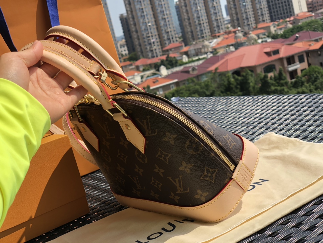 🌼 m53152尺寸23.5*17.5*11.5㎝ 推荐款L*V贝壳BB，这款的销量一直都不错，咱家做代