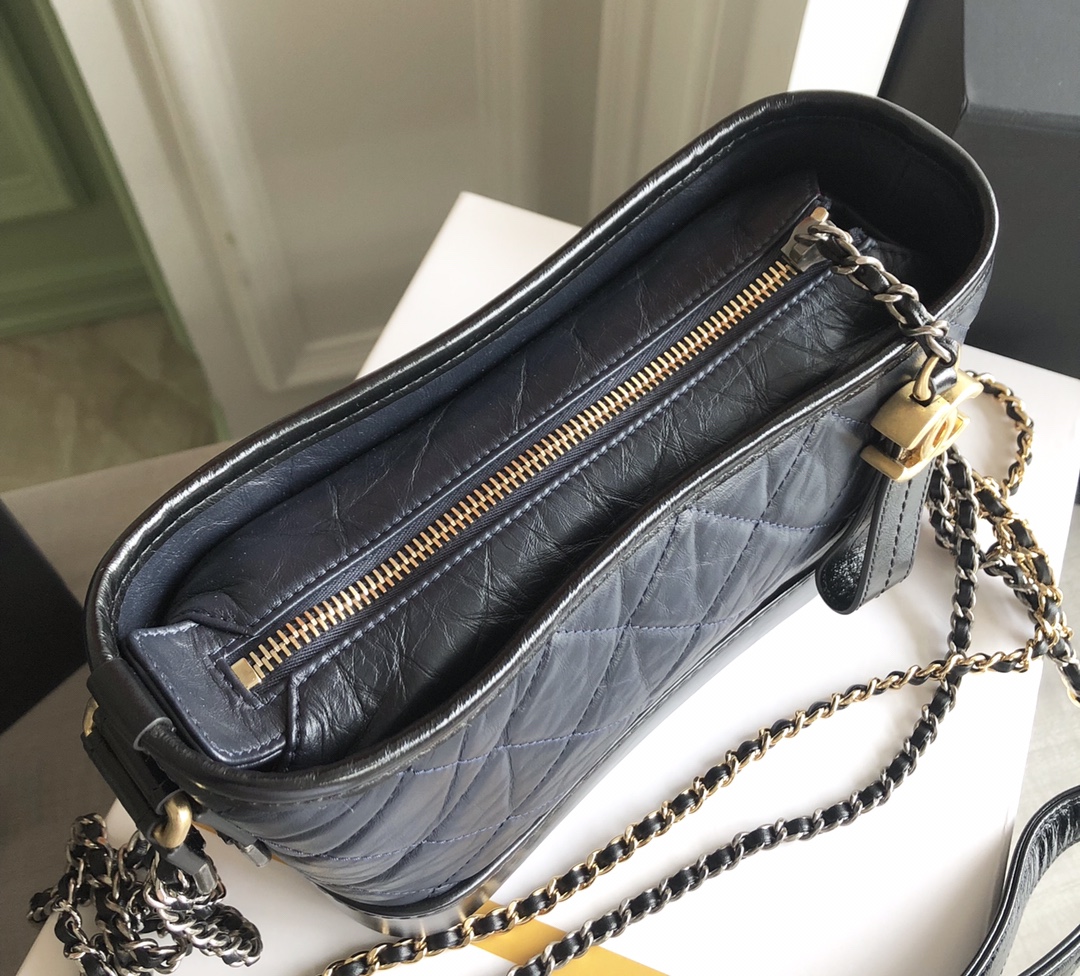 特级白金版Chanel Gabrielle hobo bag流浪包 几乎所有男女明星都纷纷打Call瞬间霸屏街拍 话说流浪包有十三种背法 6
