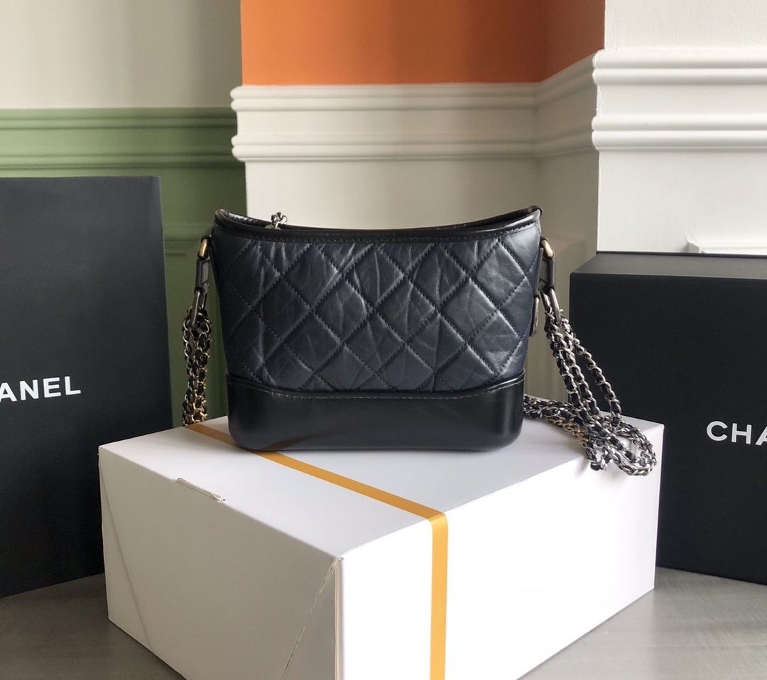 特级白金版Chanel Gabrielle hobo bag流浪包 几乎所有男女明星都纷纷打Call瞬间霸屏街拍 话说流浪包有十三种背法 2