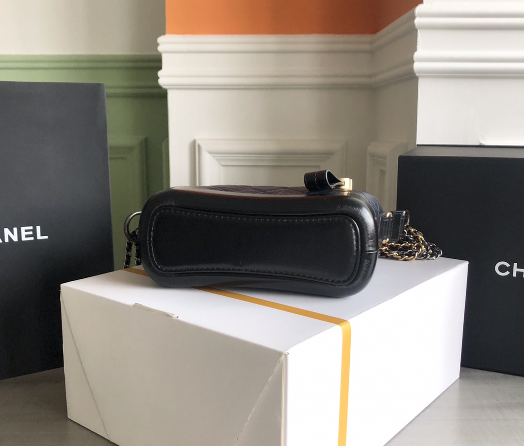 特级白金版Chanel Gabrielle hobo bag流浪包 几乎所有男女明星都纷纷打Call瞬间霸屏街拍 话说流浪包有十三种背法 4