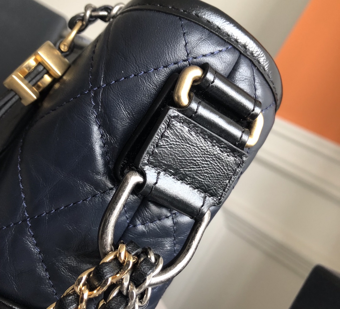 特级白金版Chanel Gabrielle hobo bag流浪包 几乎所有男女明星都纷纷打Call瞬间霸屏街拍 话说流浪包有十三种背法 3