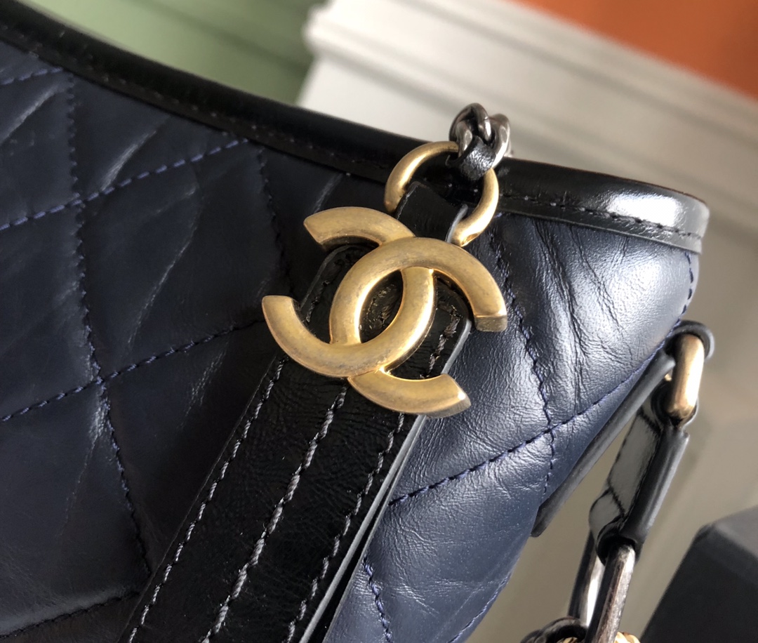 特级白金版Chanel Gabrielle hobo bag流浪包 几乎所有男女明星都纷纷打Call瞬间霸屏街拍 话说流浪包有十三种背法 5