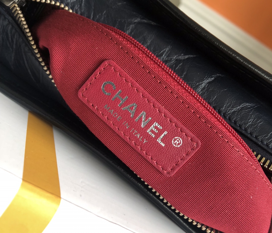 特级白金版Chanel Gabrielle hobo bag流浪包 几乎所有男女明星都纷纷打Call瞬间霸屏街拍 话说流浪包有十三种背法 8