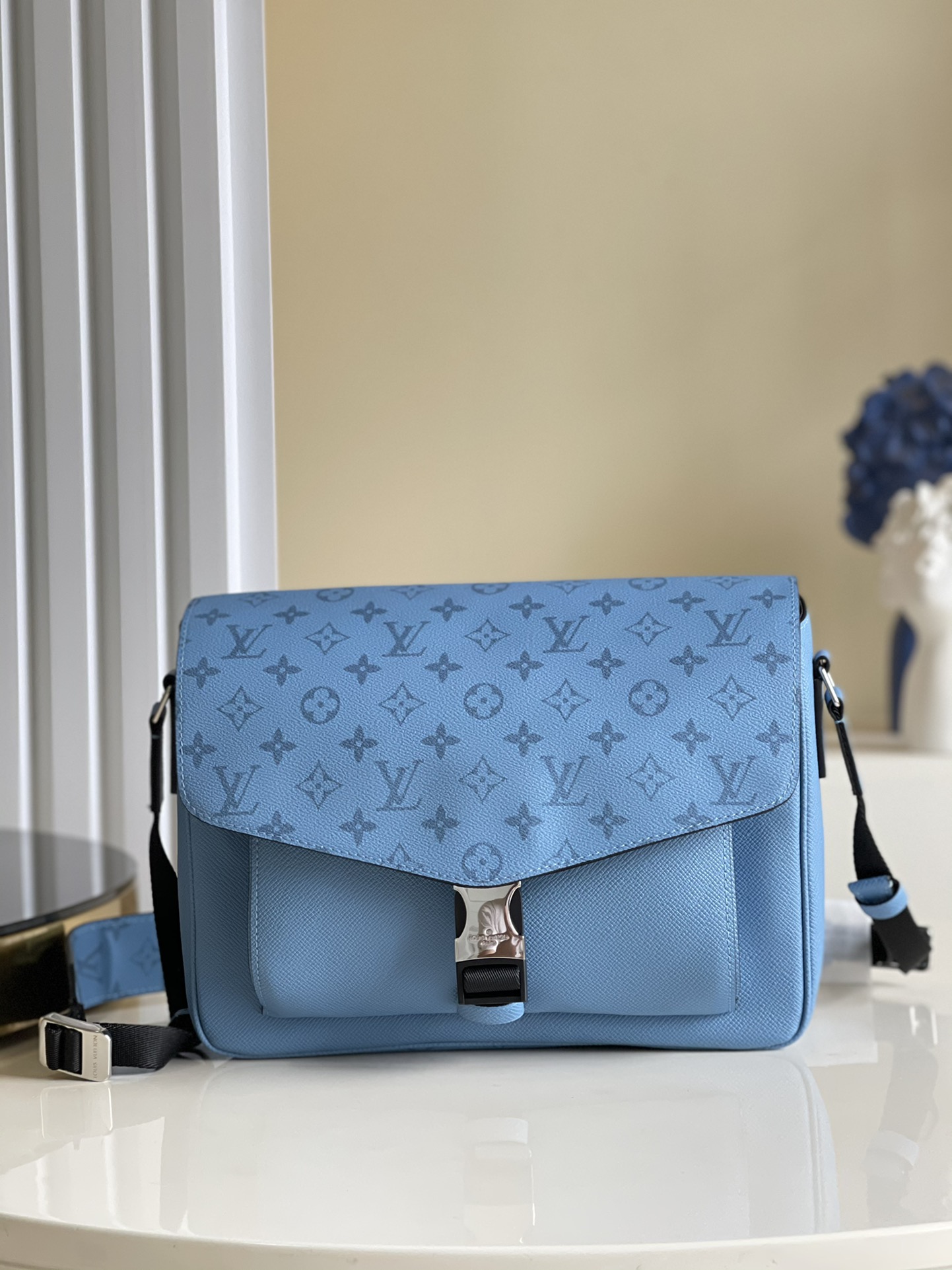 NO:396791,【Exclusive real photo M30746 blue】NEW postman bag New postman bag is newly unveiled in Taigarama series, shaping the full space with soft Taga leather and canvas. Open the spring buckle and realize the spacious front and double inner bags, making it a flexible companion for urban life. Detailed features 29 x 23 x 11.5 cm (length x height x width) coated canvas and cowhide coated canvas and cowhide fabric lining metal parts buckle with front pocket double inner bag zipper rear pocket shoulder strap is not removable, adjustable strap half length 43.0 cm bag half length adjustable to 50.0 cm mj.700, LV [original leather],louis vuitton,cowhide19860909【独家实拍M30746蓝色】NEW 邮差包New 邮差包崭新亮相 Taigarama 系列,以柔软 Taga 皮革和帆布塑造充盈空间,开启弹簧扣即现宽敞前袋和双内袋,成就都市生活的灵动伴侣.详细特征29 x 23 x 11.5 厘米 (长度 x 高 x 宽)涂层帆布和牛皮涂层帆布和牛皮饰边织物内衬金属件搭扣下配有前袋双内袋拉链后袋肩带不可拆卸,可调节包带半长43.0 厘米包带半长可调至50.0 厘米 mj.700,LV【原厂皮】,louis vuitton,cowhide,Bag