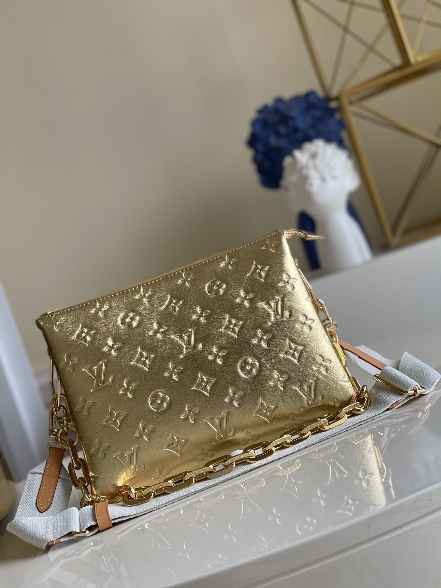 NO:396806,[Exclusive real photo M57791 gold] 57793Coussin small handbag shines in spring and summer fashion show. Monogram embossed fluffy sheepskin creates a pillow-back configuration, injecting avant-garde style into a simple design. You can use shoulder straps crossbody or incarnate chain bags, or carry them under the armpit. Detailed features 26 x 20 x 12 cm (length x height x width) Chain half length 27.0 cm s.,LV [original leather],louis vuitton,sheepskin19860909【独家实拍M57791金色】57793Coussin 小号手袋于 春夏时装秀大放异彩.Monogram 压纹蓬松绵羊皮打造靠枕构型,为简约设计注入前卫风范.可利用肩带斜挎或化身链条法棍包,亦可于腋下携带. 详细特征26 x 20 x 12 厘米 (长度 x 高 x 宽) 链条半长27.0 厘米 s.,LV【原厂皮】,louis vuitton,sheepskin,Bag