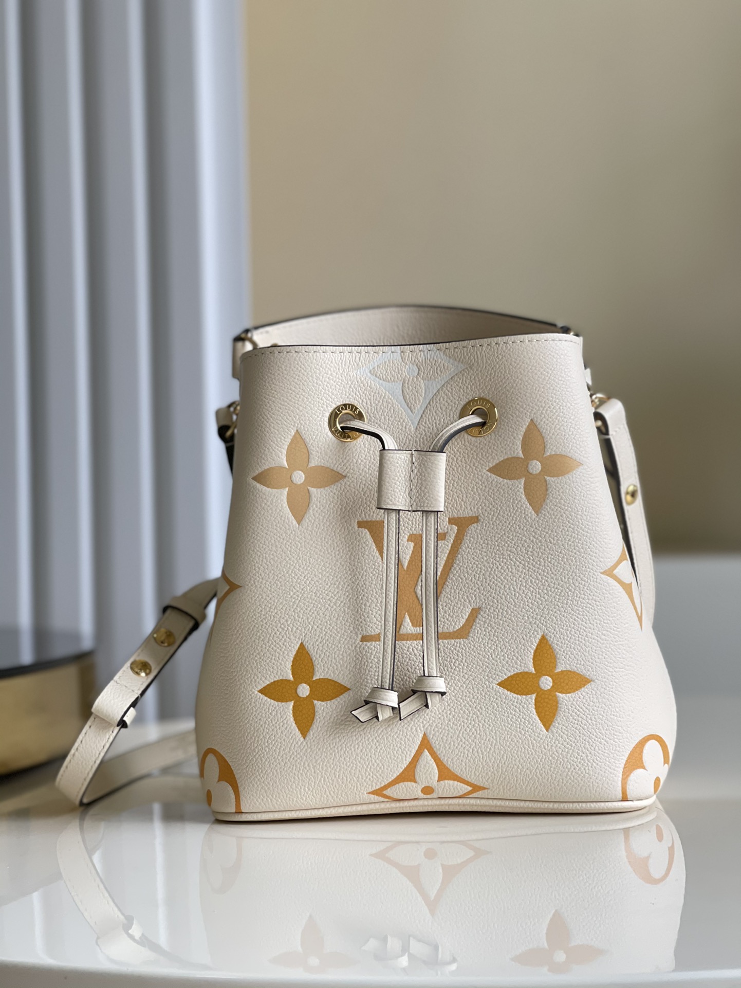 NO:397264,【Exclusive real photo M45709 Vanilla Yellow】 Full-leather mini bucket bag This NéoNoé BB bucket bag is Monogram Empreinte leather rendering Monogram Giant pattern pastel gradient to set off the festive joy. The removable top handle is easy to hold or elbow, and the adjustable shoulder straps are used to enable handheld and shoulder back selection. Size 20 x 20 x 13 cm q.,LV [original leather],louis vuitton19860909【独家实拍M45709香草黄】 全皮迷你水桶包 本款 NéoNoé BB 水桶包为 Monogram Empreinte 皮革渲染 Monogram Giant 图案的粉彩渐变,烘托节日欢欣.可拆卸顶部手柄便于手持或肘挎,可调节肩带实现手拎和肩背选择.尺寸20 x 20 x 13 厘米 q.,LV【原厂皮】,louis vuitton,Bag